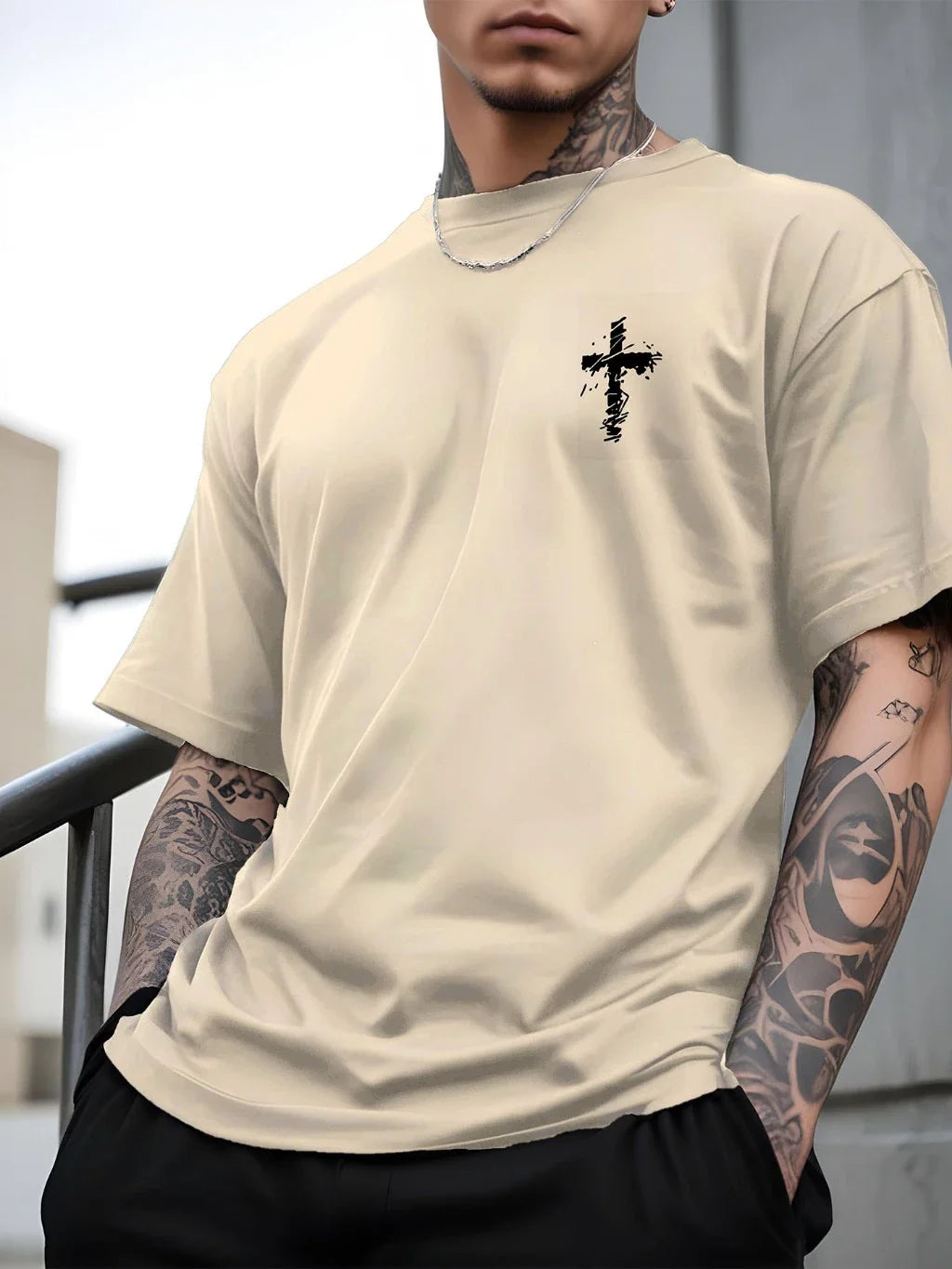 Camiseta “Cruz Mini” — A Peça Clean Pra Quem Carrega a Fé com Elegância