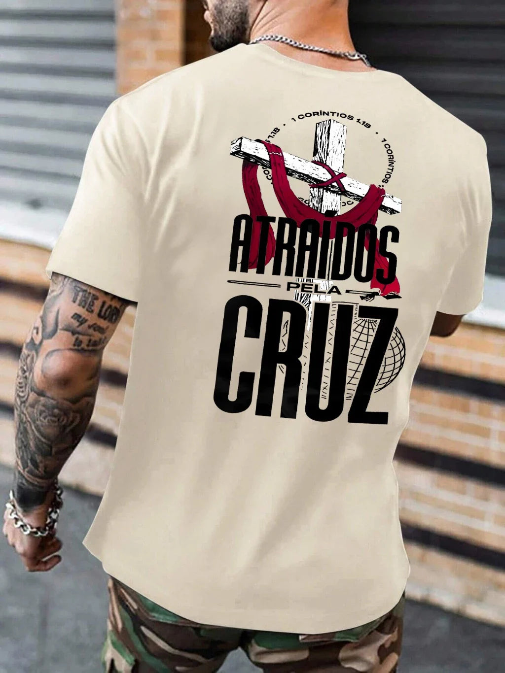 Camiseta Evangélica Street “Atraídos pela Cruz” — Vista a Redenção com Atitude