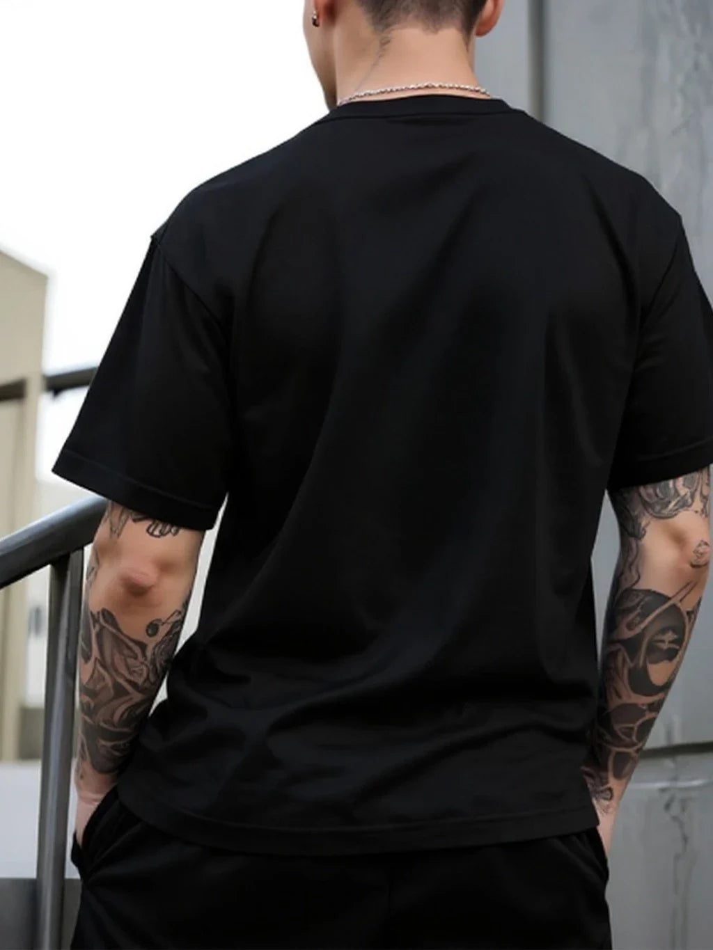 Camiseta “Cruz Mini” — A Peça Clean Pra Quem Carrega a Fé com Elegância