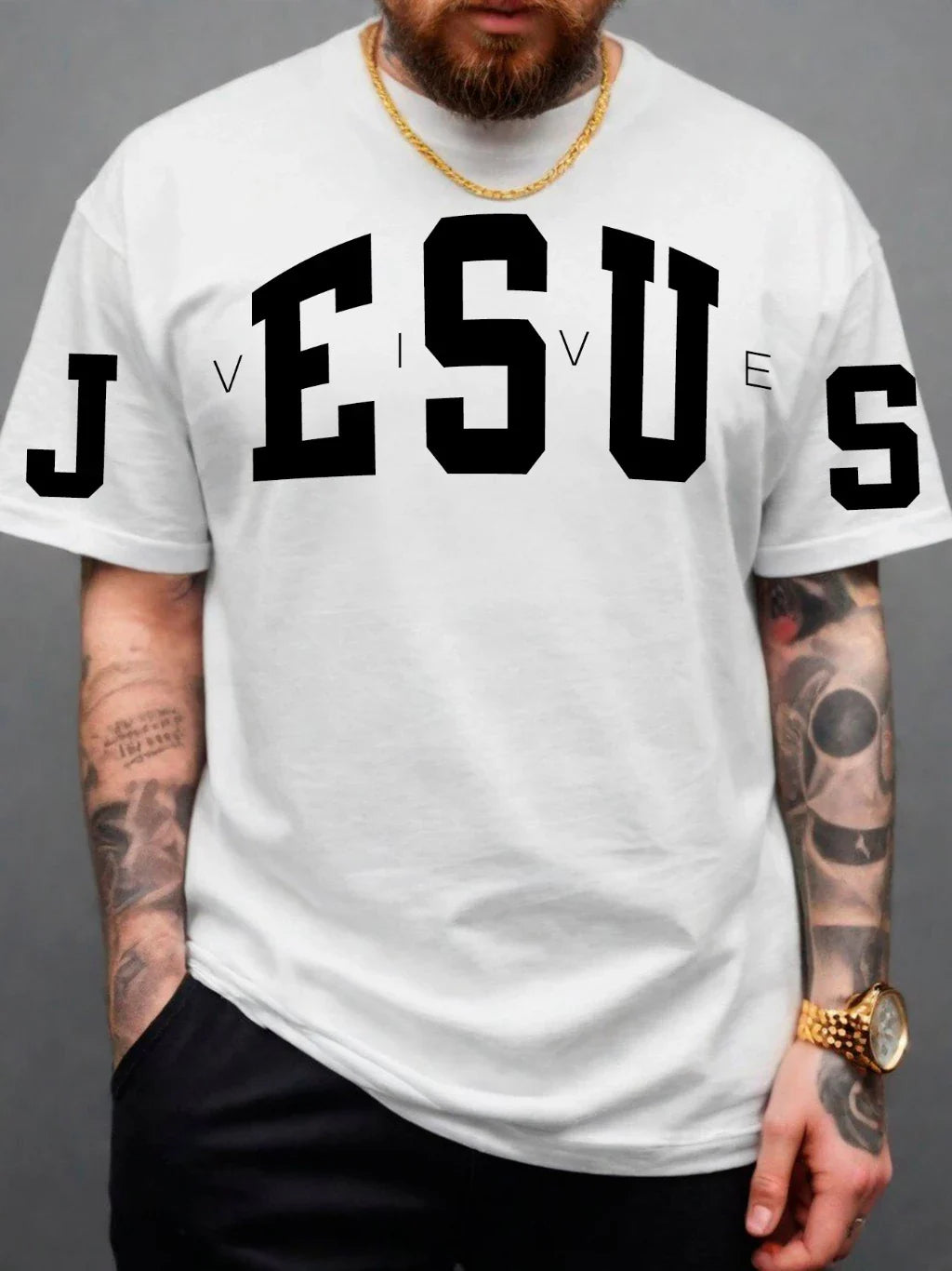 Camiseta Masculina Jesus Vive — A Vitória que Você Veste