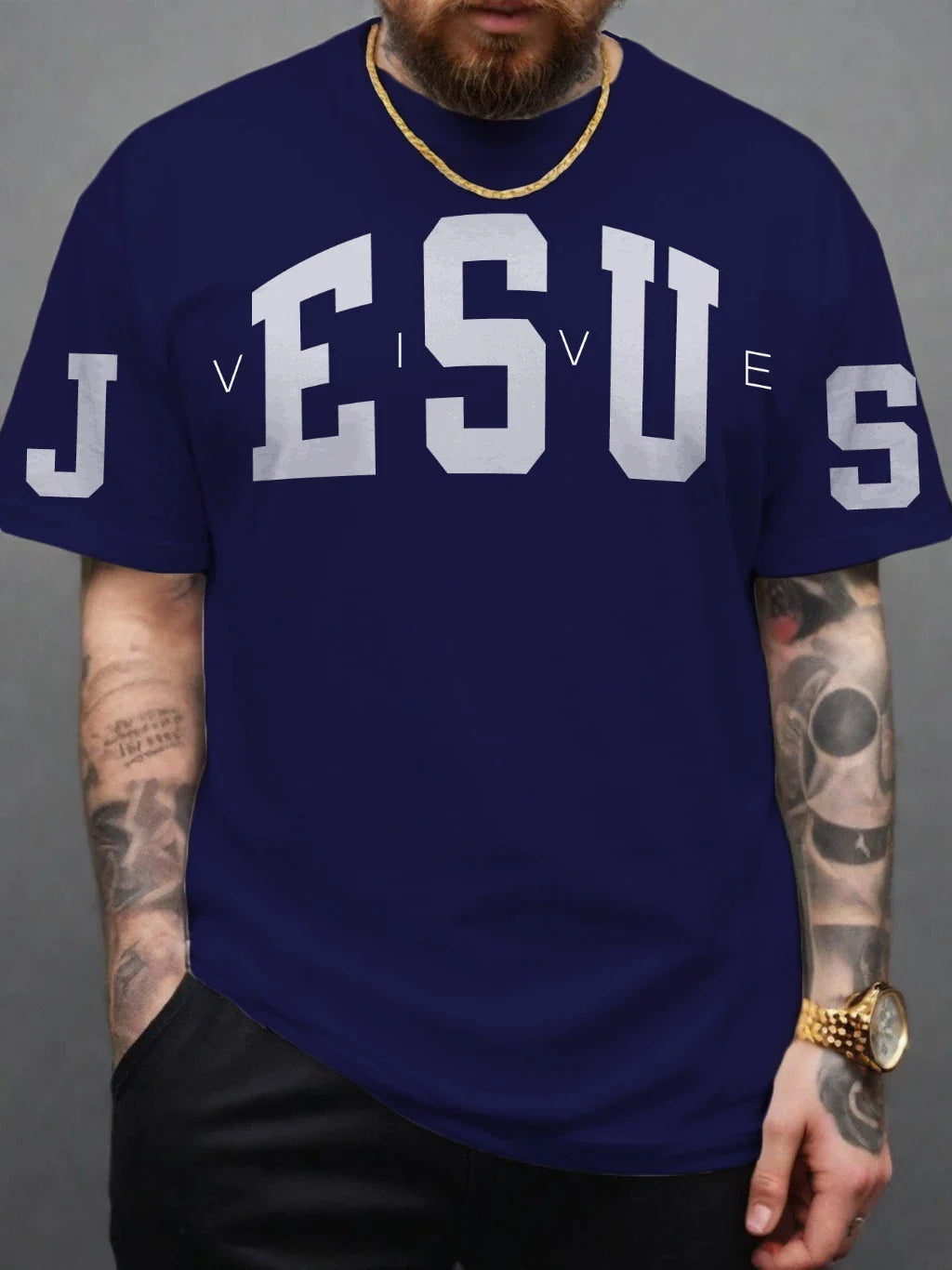 Camiseta Masculina Jesus Vive — A Vitória que Você Veste