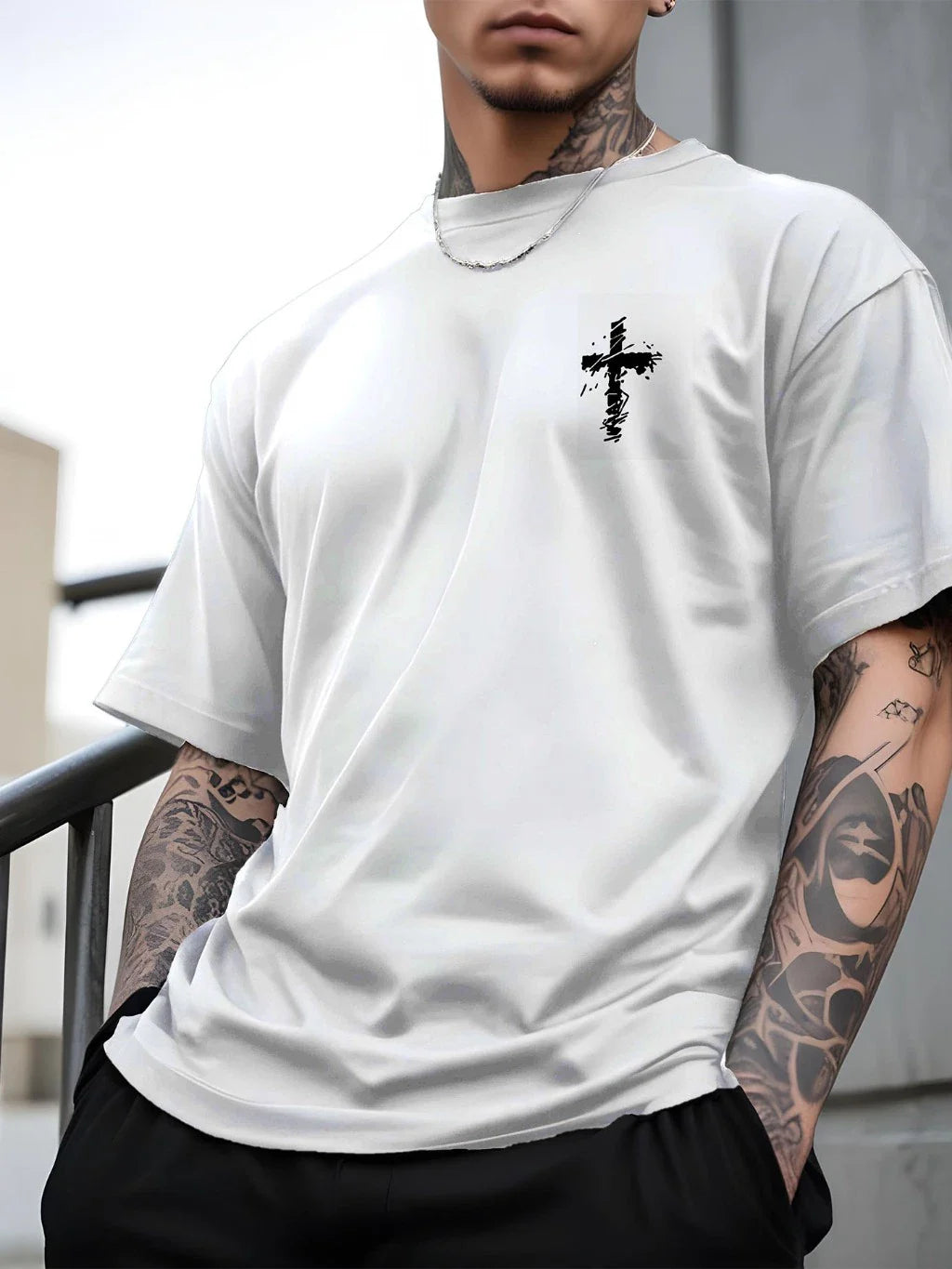 Camiseta “Cruz Mini” — A Peça Clean Pra Quem Carrega a Fé com Elegância