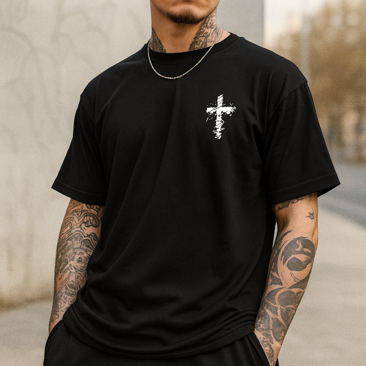 Camiseta “Cruz Mini” — A Peça Clean Pra Quem Carrega a Fé com Elegância