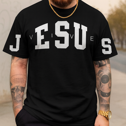 Camiseta Masculina Jesus Vive — A Vitória que Você Veste